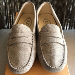 NIB Tods Ladies Gommini Suede Pebbled sole Driver. Size 39 (US size 9)